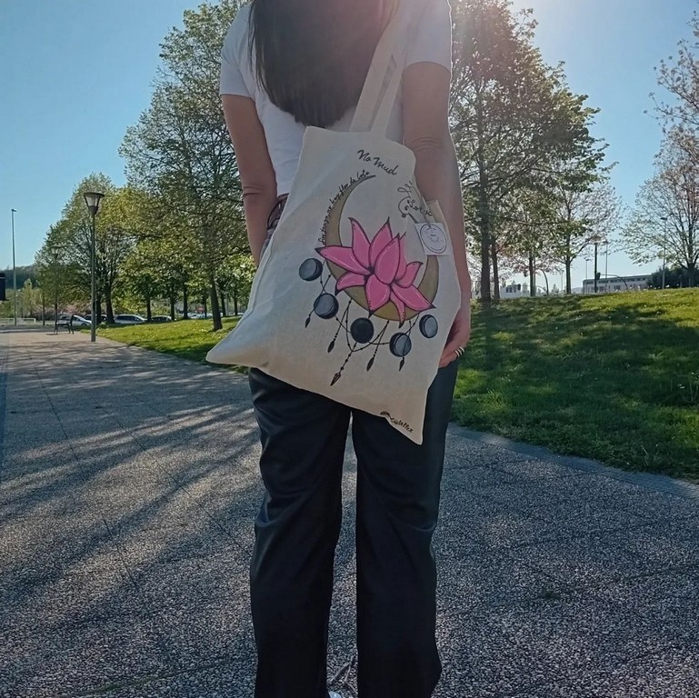 Tote bag Lotus Luna pintada a mano con un diseño único